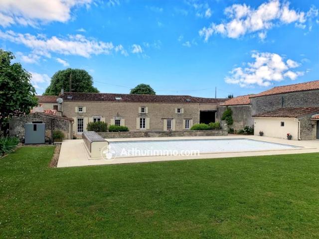 Maison en pierre avec piscine