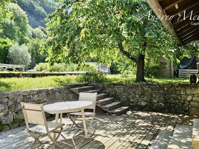Maison en pierre avec piscine + terrain à vendre à SERRIERES EN CHAUTAGNE 73, 50 min de Genève et d'Annecy, 35 min d'Aix les Bains et 10 min du lac du Bourget