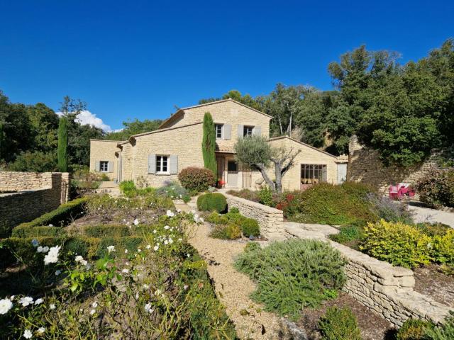 Maison en pierre avec piscine à deux pas du village à Gordes 260m² Gordes
