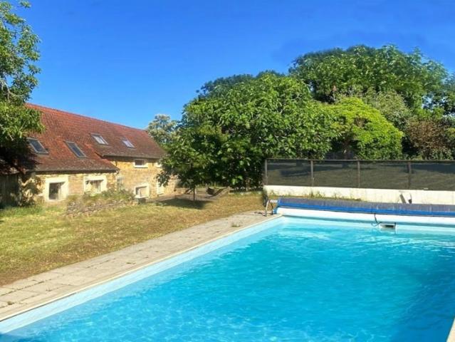 Maison en pierre avec piscine à Excideuil 5 pièce s 180 m2