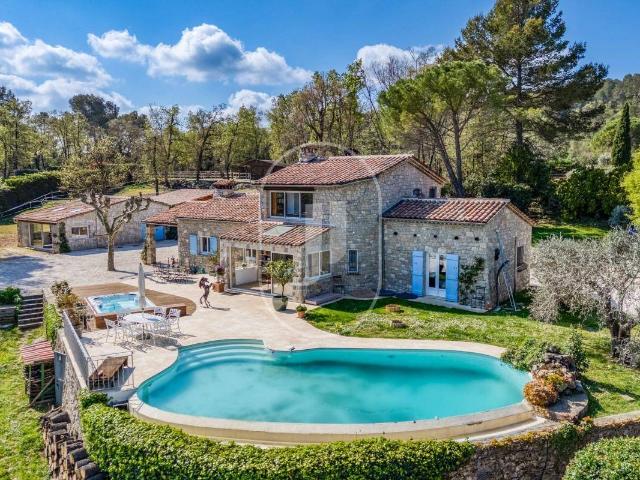 Maison en pierre avec piscine à vendre à Fayence