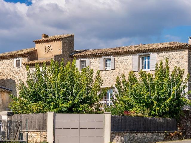 Maison en pierre avec piscine à Villars, village pittoresque. 283m² Villars