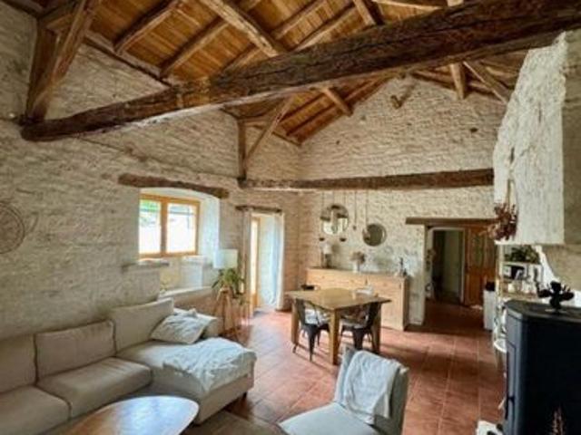 Maison en pierre avec piscine couverte chauffée