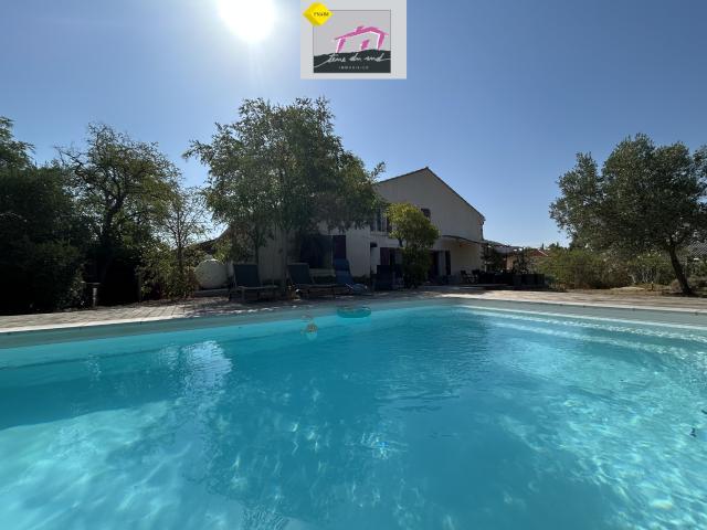 Maison en pierre avec piscine et vue dégagée