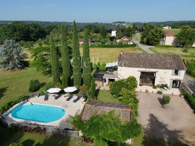 Maison en pierre avec piscine et vue sur les vignobles dans. 205m² Saussignac