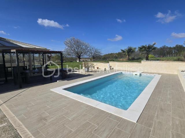 Maison en pierre avec piscine et climatisation