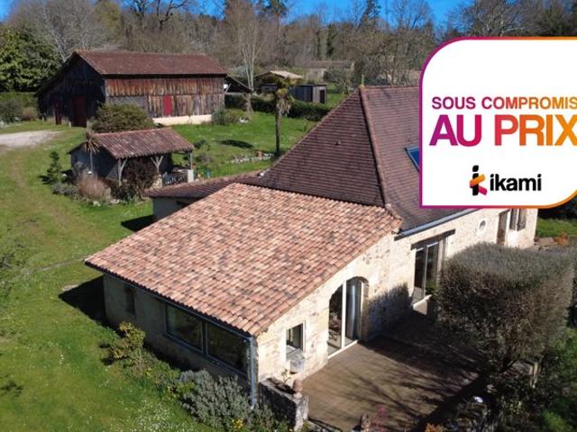 Maison en pierre avec piscine et dépendance à proximité de B