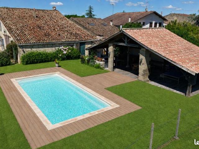Maison en pierre avec piscine et dépendances