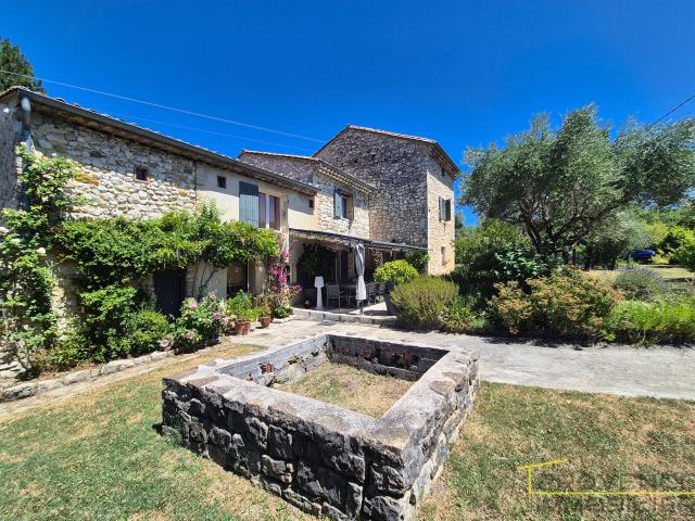 Maison en pierre avec piscine et grand terrain arboré de 5 825 m2 Allan 26780