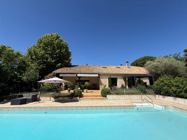 Maison en pierre avec piscine et jardin paysagé