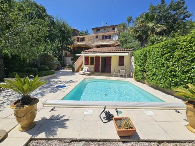Maison en pierre avec piscine et parking