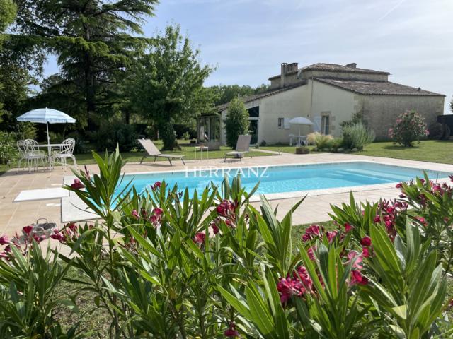 Maison en pierre avec piscine et potentiel gîte à proximité