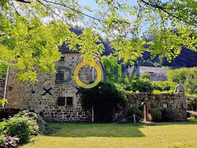 Maison en pierre avec terrain et fort potentiel d'aménagemen