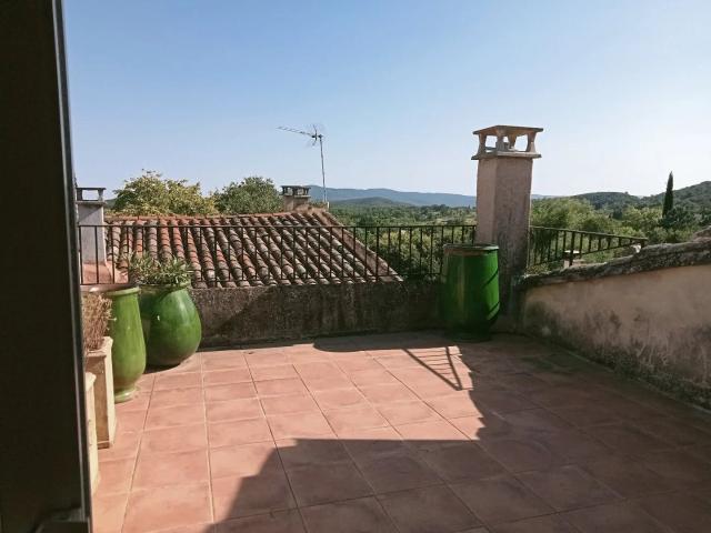 Maison en pierre avec terrasse