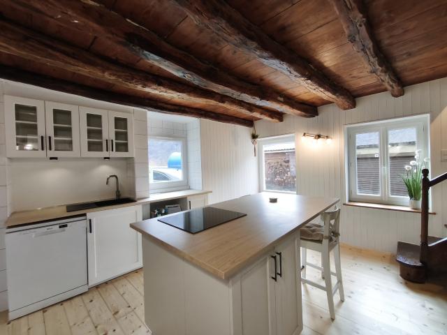 maison en pierre avec terrasse
