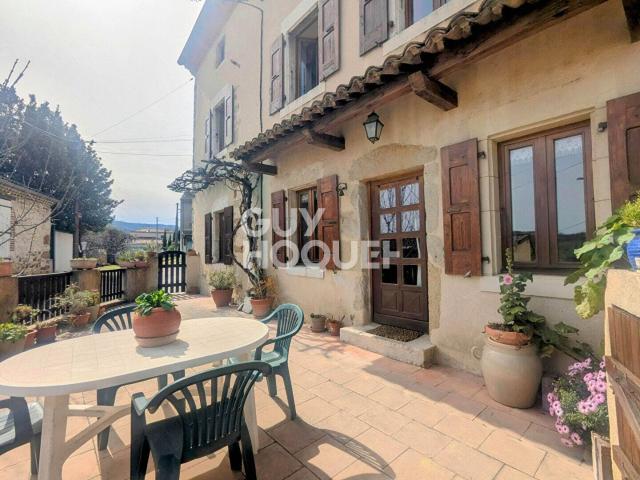 Maison en pierre avec terrasse à deux pas du centre de SAINT PE