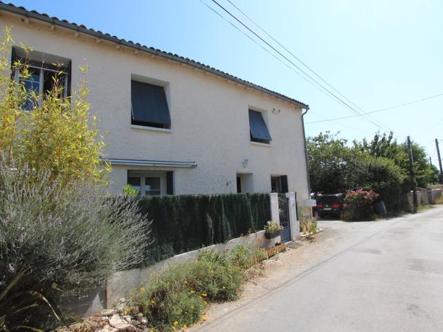MAISON EN PIERRE AVEC TERRASSE HANGAR PARKING