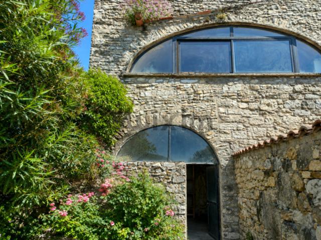 Maison en pierre avec terrasse panoramique au coeur d'un vil