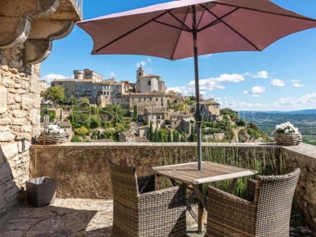 Maison en pierre avec une vue imprenable sur Gordes