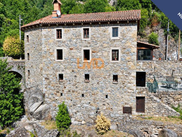Maison en pierre avec vue dégagée