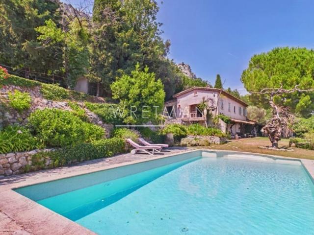Maison en pierre avec vue panoramique sur la mer Vence