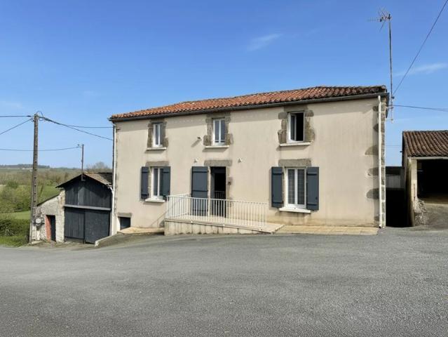 Maison en pierre avec vue sur la campagne