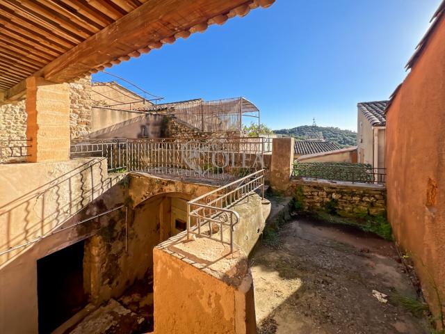 Maison en pierre avec vue sur le Duché d'Uzès Fort potenti. 126m² Uzès