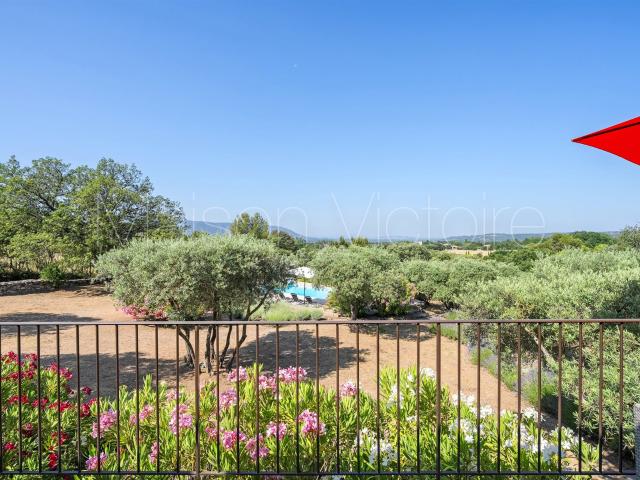 Maison en pierre à Gordes avec vues et piscine. 172m² Gordes