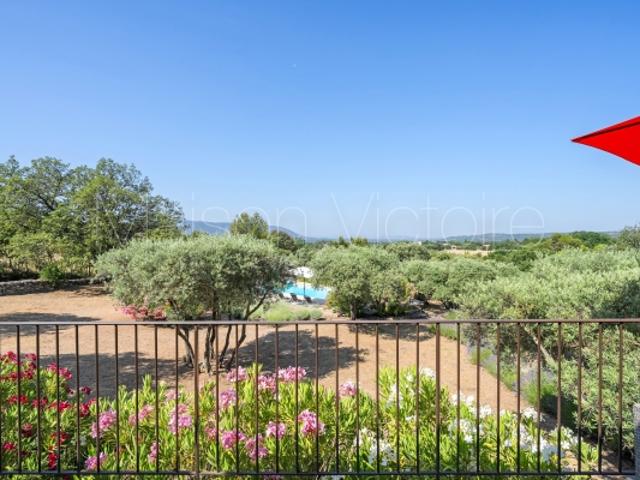 Maison en pierre à Gordes avec vues et piscine