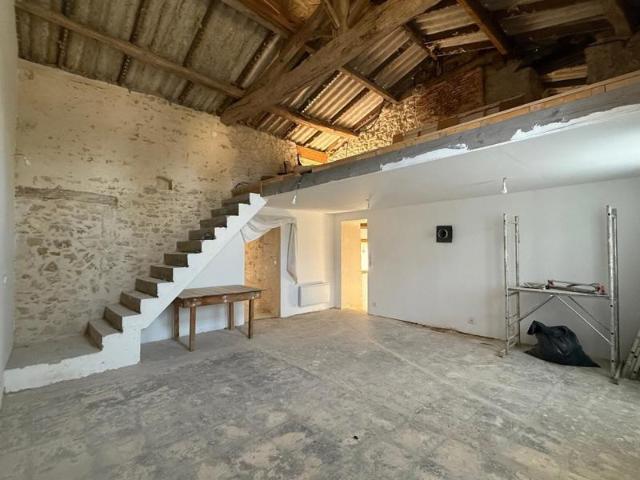 Maison en pierre à finir de réhabiliter