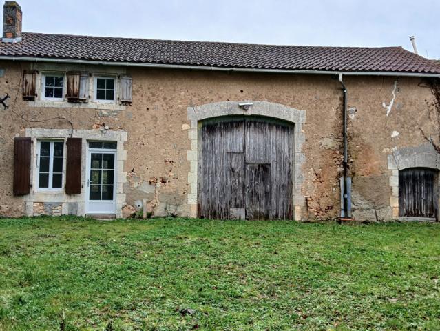 Maison en pierre à rénover avec grange Fort potentiel !