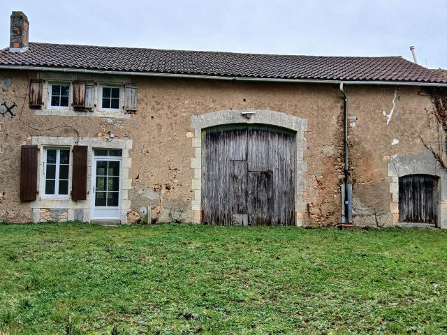 Maison en pierre à finir de rénover avec grange