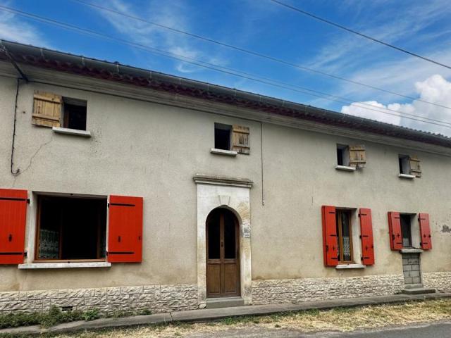 Maison en pierre à la campagne