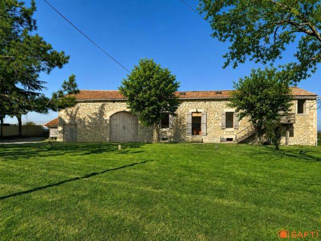 Maison en pierre à la campagne