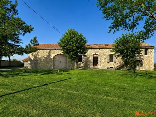 Maison en pierre à la campagne