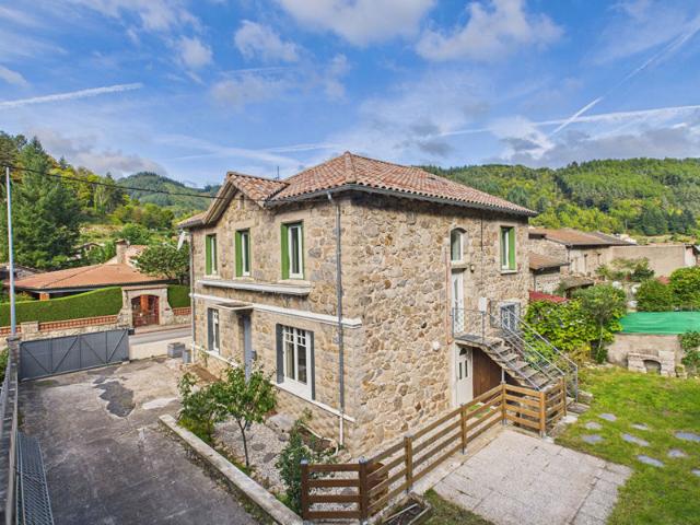 Maison en pierre à Mariac deux logements indépendants