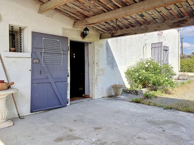 Maison en pierre A RENOVER 129 m2 4 chambres grand chai jardin