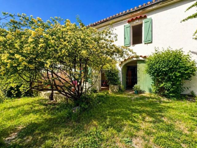Maison en pierre à rénover – vue rochers, jardin, potentiel piscine, Les Baux de Provence