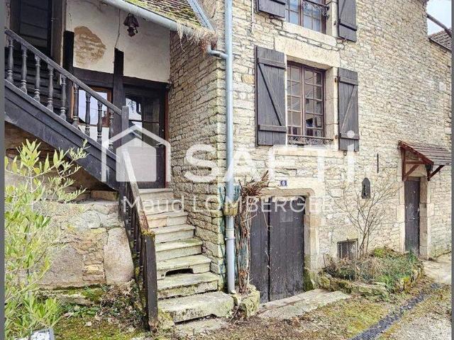 Maison en pierre à rénover au charme atypique à GY
