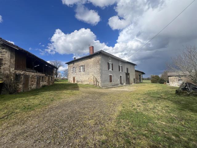 Maison En Pierre A Renover Avec Dependances A Proximite Des. 212m² Verneuil