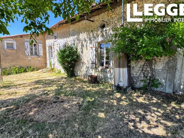 Maison en pierre à rénover avec dépendances, terrain et vue, proche de Chalais et Aubeterre sur Dronne
