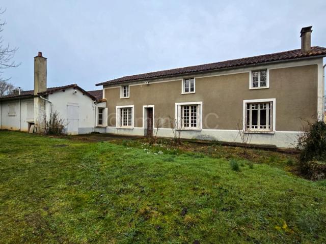 Maison en pierre à rénover avec dépendances 100m² Sauzé Vaussais