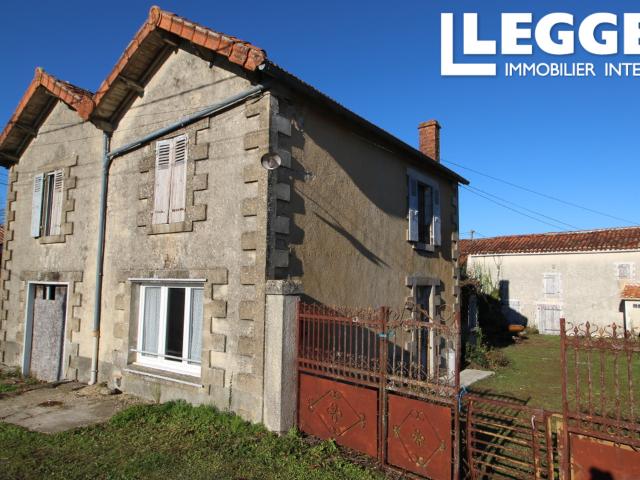 Maison en pierre à rénover avec grandes granges, jardin attenant et parcelle de terrain séparée