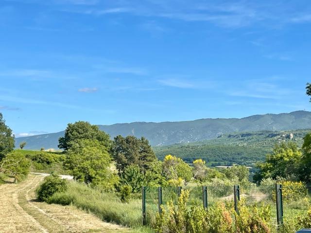 Maison en pierre à rénover avec vue exceptionnelle sur le Luberon – 84400 Apt