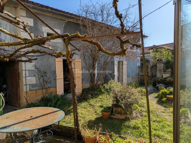 Maison en pierre à rénover avec 6 000 m2 de terrain Périgord. 131m² Paussac et Saint Vivien