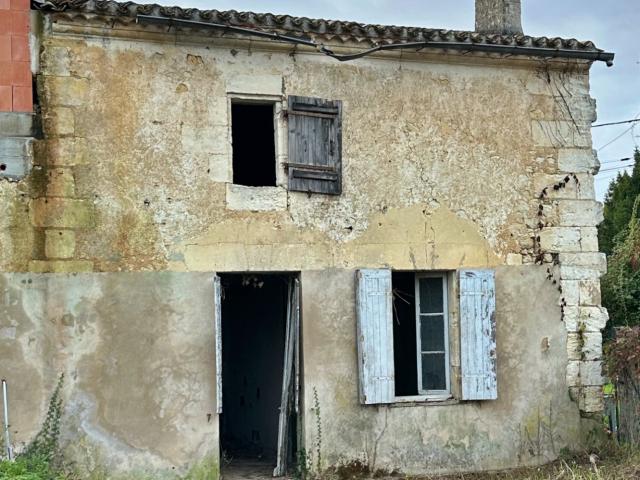 Maison en pierre du XVIIIe siècle à rénover avec terrain et potentiel d’agrandissement