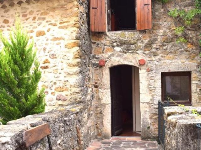 Maison de hameau en pierre avec cour intérieure à Lagorce 07