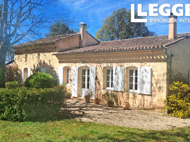 Maison en pierre charmante avec 4 chambres, jardin et piscine. Vue sur les vignes. Hameau calme proche Gauriac