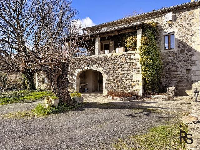 Maison en pierre confortable de 130 m2 habitables sur un ter. 130m² Mirabel