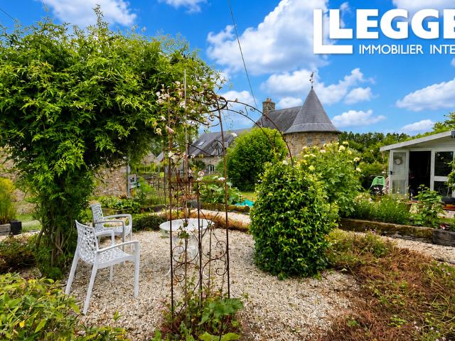 Maison en pierre du 18e siècle avec toit en ardoise, belles boiseries et magnifiques jardins